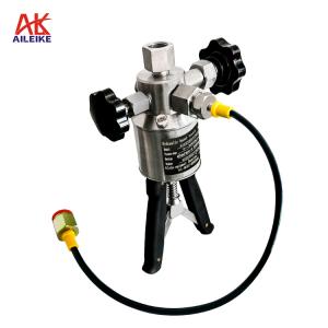 AILEIKE106SB Ручной гидравлический насос 0~200 бар Ручной испытательный насос для приборов измерения давления AILEIKE106SB Ручной гидравлический насос 0~200 бар Ручной испытательный насос для приборов измерения давления